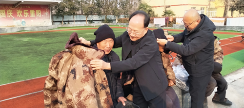 ���Ļ��ůϦ�� �෽Я�ִ����顪��ỳ����������Ͽ�չ����ο�ʻ��Ϊ����ע��ů��(ͼ5)