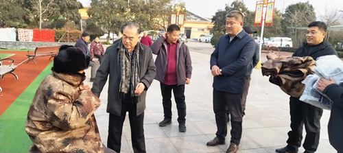 ���Ļ��ůϦ�� �෽Я�ִ����顪��ỳ����������Ͽ�չ����ο�ʻ��Ϊ����ע��ů��(ͼ8)